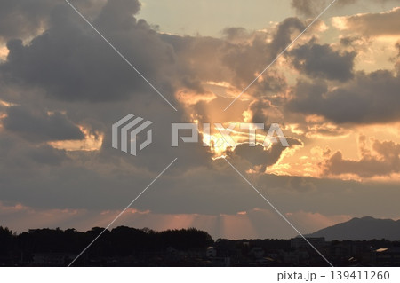 雲の隙間からカブトムシの形をした雲 雲の隙間からカブトムシの形をした雲 139411260