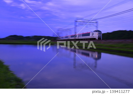 水田の水鏡に映るJR東日本E259系　成田エクスプレス 139411277