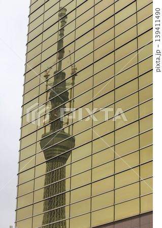ビルの壁面に写る2011年の建設中のスカイツリー ビルの壁面に写る2011年の建設中のスカイツリー 139411490