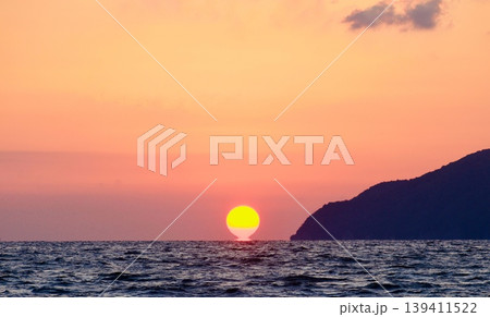 笠戸島の火振り岬に沈むダルマ夕日 139411522