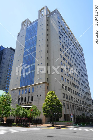 青空に映える白山通りに面した建物 5月千代田1193共立講堂・共立女子学園 青空に映える白山通りに面した建物 5月千代田1193共立講堂・共立女子学園 139411767