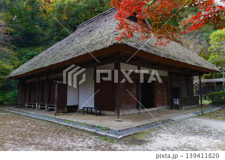 紅葉に包まれた茅葺屋根 紅葉に包まれた茅葺屋根 139411820