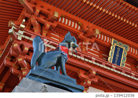 伏見稲荷 楼門と狛狐(京都市伏見区) 伏見稲荷 楼門と狛狐(京都市伏見区) 139412036
