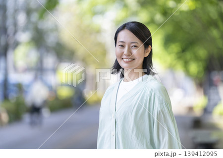 カメラ目線で笑顔の40代半ばの女性 139412095