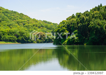 新緑の山々と穏やかな湖面の風景 139412097
