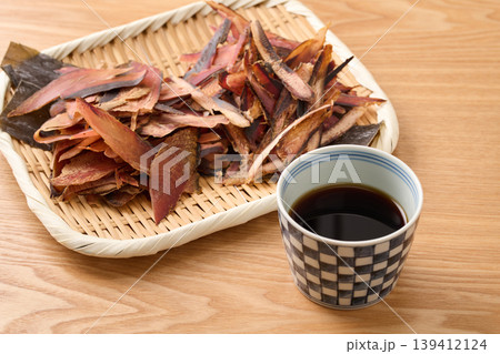 蕎麦つゆと、二種類の削節(鰹節と宗田節)と羅臼昆布 蕎麦つゆと、二種類の削節(鰹節と宗田節)と羅臼昆布 139412124