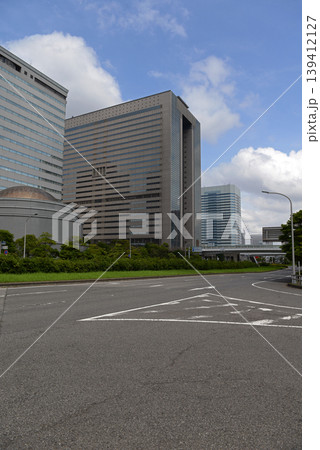 夏空を背景にした千葉県幕張新都心周辺のビル群 139412127