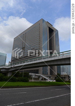 夏空を背景にした千葉県幕張新都心周辺のビル群 夏空を背景にした千葉県幕張新都心周辺のビル群 139412129
