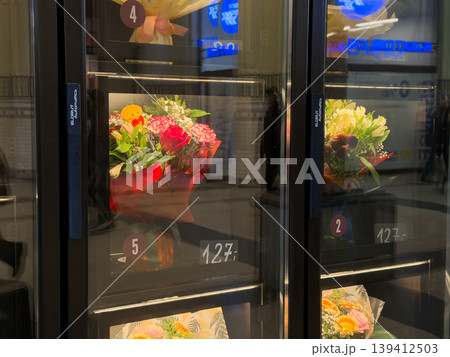 Automated flower vending machine offering fresh, vibrant bouquets for convenient last-minute purchase, perfect for gifting and modern retail Automated flower vending machine offering fresh, vibrant bouquets for convenient last-minute purchase, perfect for gifting and modern retail 139412503