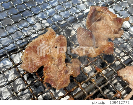 バーベキューで炭火で焼かれる焼肉　豚ロース 139412772