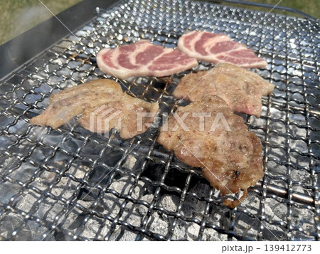 バーベキューで炭火で焼かれる焼肉　豚ロース 139412773