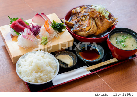 刺身と煮魚の和食の定食イメージ 刺身と煮魚の和食の定食イメージ 139412960
