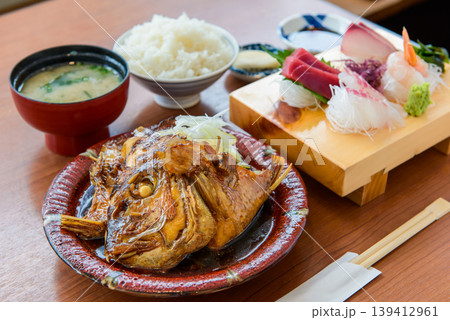 カブト煮と刺身盛り合わせの定食イメージ 139412961