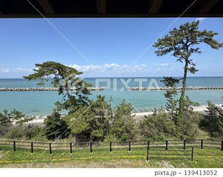 春の水平線（撮影地：滑川海浜公園展望台　※富山県滑川市、撮影時期：4月） 139413052