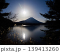 本栖湖と富士山 139413260