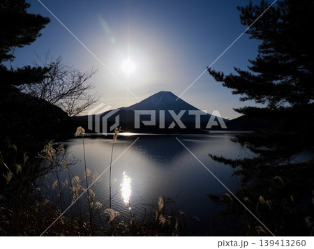 本栖湖と富士山 本栖湖と富士山 139413260