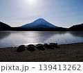 凍結した西湖と富士山 139413262