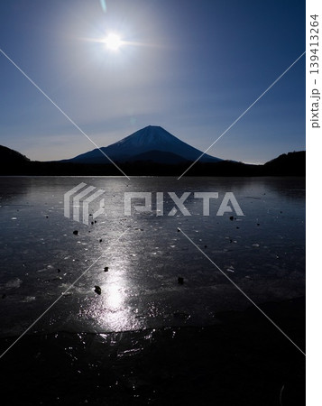 凍結した西湖と富士山 凍結した西湖と富士山 139413264