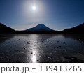 凍結した西湖と富士山 139413265