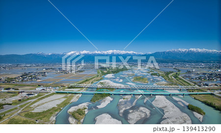 五月、田植えの季節の黒部川河口周辺から見た風景 139413290
