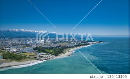 五月、田植えの季節の黒部川河口周辺から見た風景 五月、田植えの季節の黒部川河口周辺から見た風景 139413306
