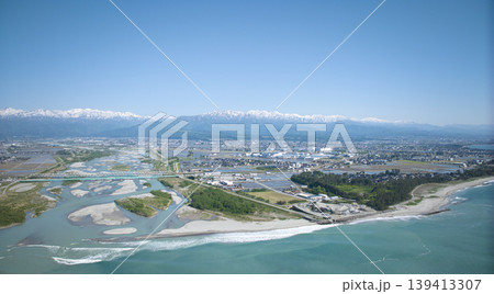 五月、田植えの季節の黒部川河口周辺から見た風景 五月、田植えの季節の黒部川河口周辺から見た風景 139413307