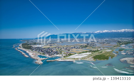 五月、田植えの季節の黒部川河口周辺から見た風景 五月、田植えの季節の黒部川河口周辺から見た風景 139413310