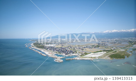 五月、田植えの季節の黒部川河口周辺から見た風景 五月、田植えの季節の黒部川河口周辺から見た風景 139413313