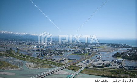 五月、田植えの季節の黒部川河口周辺から見た風景 五月、田植えの季節の黒部川河口周辺から見た風景 139413338