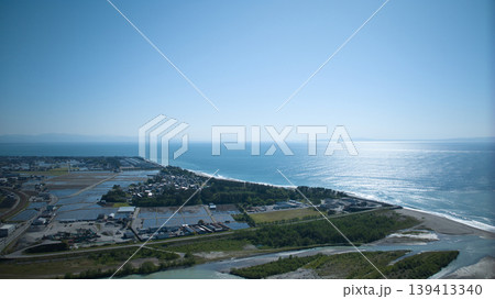五月、田植えの季節の黒部川河口周辺から見た風景 139413340