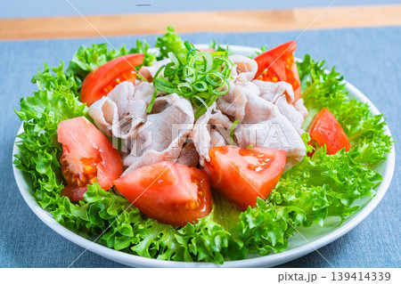 豚しゃぶサラダ レタスとトマトのさっぱり冷しゃぶサラダ 豚しゃぶサラダ レタスとトマトのさっぱり冷しゃぶサラダ 139414339
