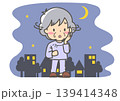 夜の街を徘徊する認知症の高齢女性 不安そうなシニア 139414348