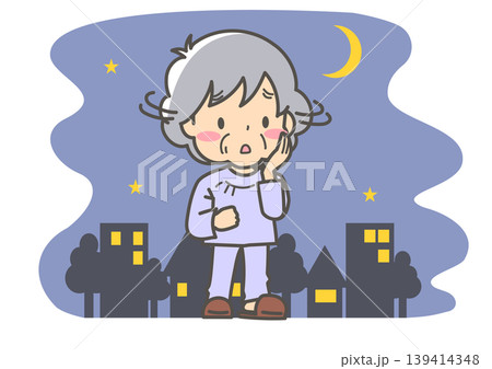 夜の街を徘徊する認知症の高齢女性 不安そうなシニア 夜の街を徘徊する認知症の高齢女性 不安そうなシニア 139414348