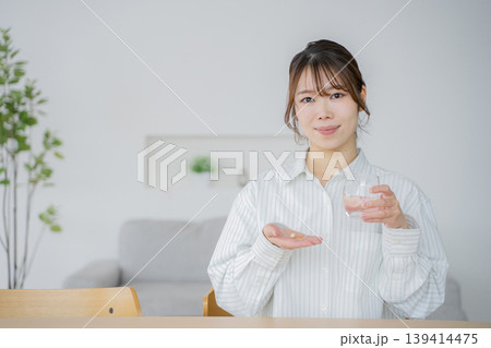 サプリを飲む女性 139414475