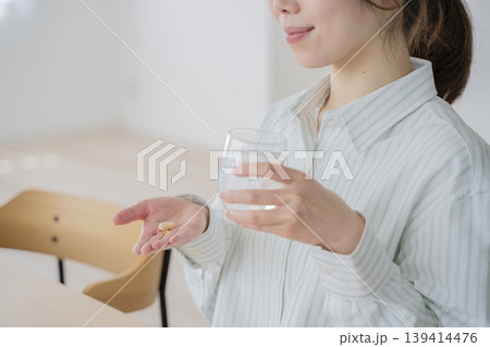 サプリを飲む女性 139414476