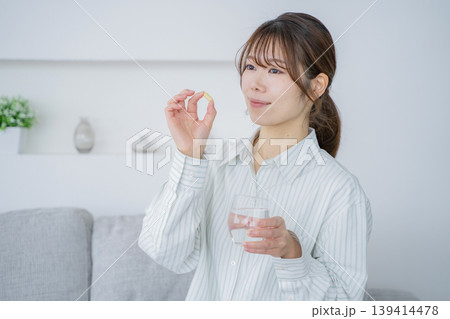 サプリを飲む女性 サプリを飲む女性 139414478