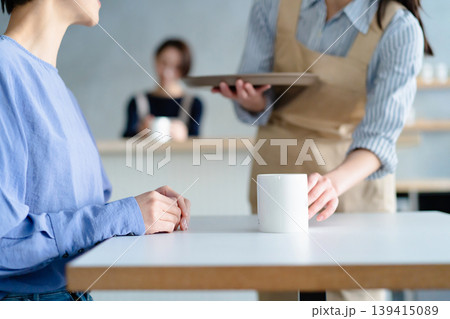 カフェでコーヒーを飲む女性 カフェでコーヒーを飲む女性 139415089