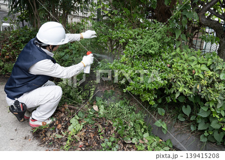 殺虫剤を散布する作業員 殺虫剤を散布する作業員 139415208