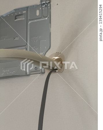 住宅の壁に取り付けられたエアコン設置用背面板と配管穴 139415294