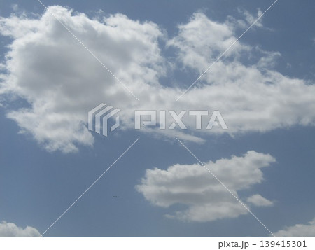 稲毛海岸での青空と白い雲 139415301