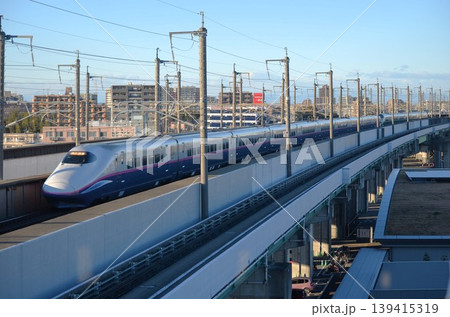 冬の夕暮れの中を走る新幹線E2系電車 冬の夕暮れの中を走る新幹線E2系電車 139415319