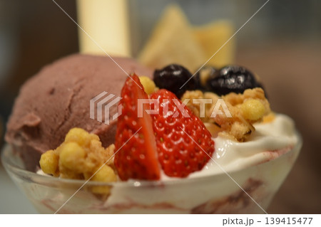 おいしい苺と果物とチョコレートのアイスのせパフェ おいしい苺と果物とチョコレートのアイスのせパフェ 139415477