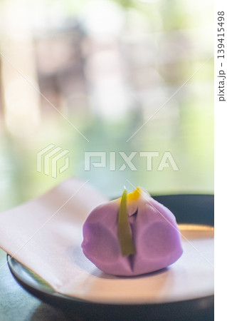新緑の光に包まれた雅な練り切り 新緑の光に包まれた雅な練り切り 139415498