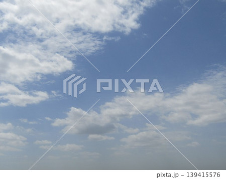 稲毛海岸での青空と白い雲 稲毛海岸での青空と白い雲 139415576