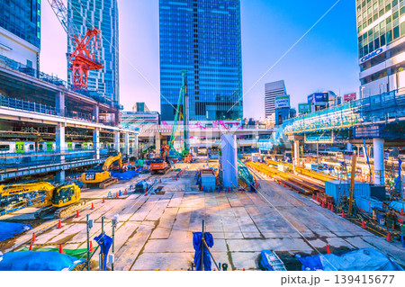 日本の東京都市景観5月2日。渋谷駅西口上空施設新築計画…ZAXIS 500 LCKなど重機がズラリ… 139415677