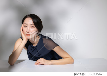 頬杖をつく女性 ビューティーイメージ 頬杖をつく女性 ビューティーイメージ 139415678
