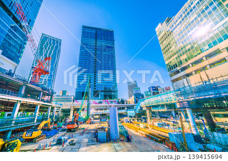 日本の東京都市景観5月2日。渋谷駅西口上空施設新築計画…ZAXIS 500 LCKなど重機がズラリ… 日本の東京都市景観5月2日。渋谷駅西口上空施設新築計画…ZAXIS 500 LCKなど重機がズラリ… 139415694