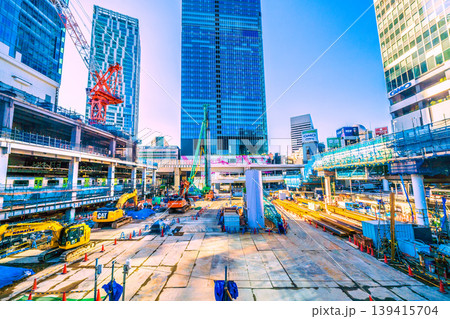 日本の東京都市景観5月2日。渋谷駅西口上空施設新築計画…ZAXIS 500 LCKなど重機がズラリ… 日本の東京都市景観5月2日。渋谷駅西口上空施設新築計画…ZAXIS 500 LCKなど重機がズラリ… 139415704