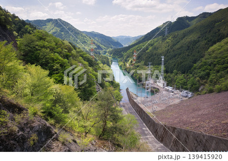岐阜県下呂市ロックフィルダムの綺麗な石積みが見える岩屋ダム 岐阜県下呂市ロックフィルダムの綺麗な石積みが見える岩屋ダム 139415920