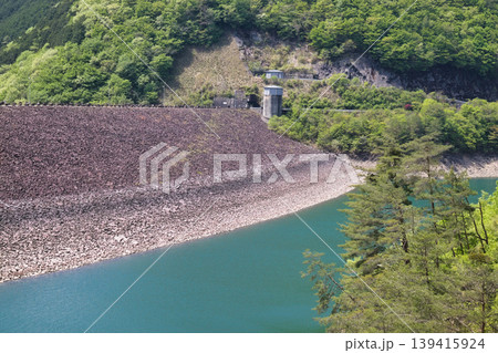 岐阜県下呂市ロックフィルダムの綺麗な石積みが見える岩屋ダム 岐阜県下呂市ロックフィルダムの綺麗な石積みが見える岩屋ダム 139415924